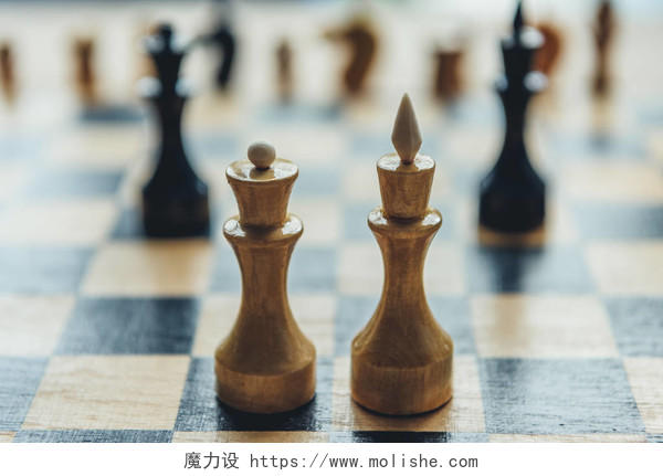 在国际象棋棋盘上的白棋国王和王后人物特写视图